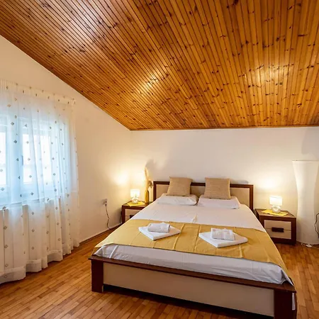 Apartment In With Kitchen *