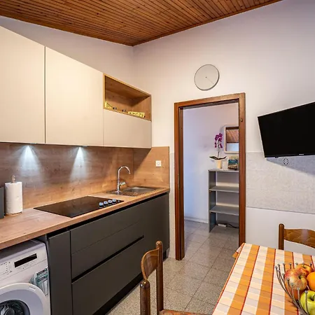 Apartment In With Kitchen Medulin
